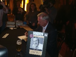 CRUYFF FIRMA LIBROS